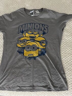 Minions Graphic Tee Women’s Medium Gray & Yellow Despicable Me Universal Studios
